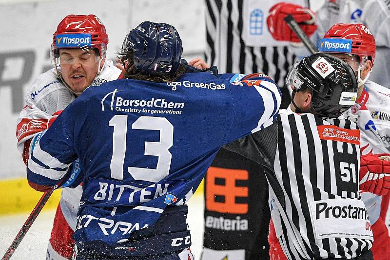 Čtvrtfinále play off hokejové extraligy - 4. zápas: HC Vítkovice Ridera - HC Oceláři Třinec, 24. března 2022 v Ostravě.  Samuel Bitten z Vítkovic.