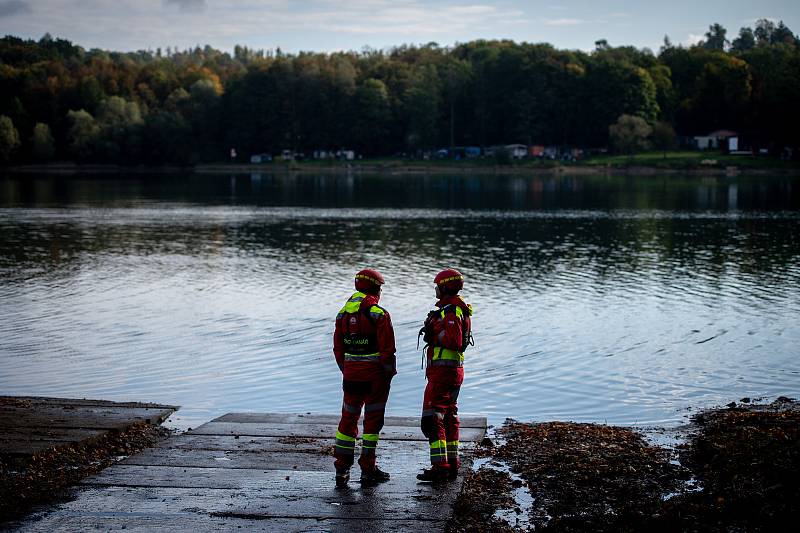 Taktické cvičení složek IZS - plošná evakuace více než 300 školáků a učitelů při povodních pomocí člun, 4. října 2019 na Těrlicku.