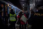 Evakuační vlak z ukrajinského města Čop dorazil 28. února 2022 krátce po 22:30 na hlavní nádraží v Ostravě.