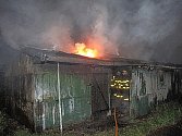 Požár myslivecké chaty se sportovní střelnicí u Heřmanického rybníka v lokalitě Nad Stavy.