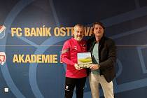 Autor Jiří Vojkovský a trenér Pavel Hapal s knihou Fotbalové stadiony 3.