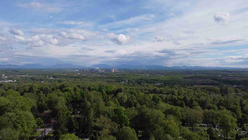 Výhledy z Haldy Ema nabízejí pohled na město Ostrava, Beskydy, Nízký Jeseník a ještě dál.