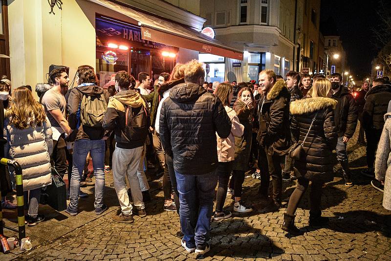 Stodolní ulice 4. prosince 2020 v Ostravě. Policie kontroluje uzavření vnitřních prostor po 22:00 hodině, díky vládním opatřením k zamezení šíření koronavirového onemocnění COVID-19.