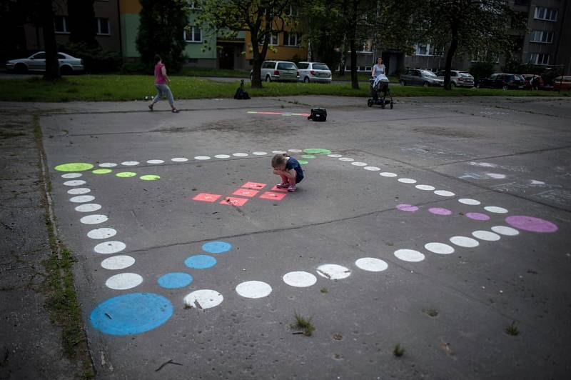 Skákací panák, člověče nezlob se, piškvorky, twister, čáp ztratil čepičku... To jsou jen některé z barevných her na chodník, které vznikají na volných asfaltových plochách v režii Terezy Vašnovské.