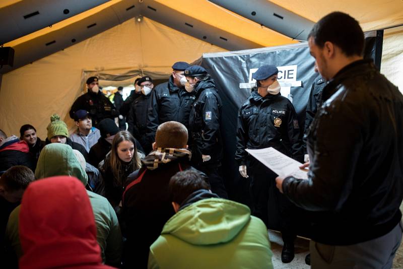 Cvičení zákroku a postupu při zajištění migrantů na hranici s Polskem v Chotěbuzi. 