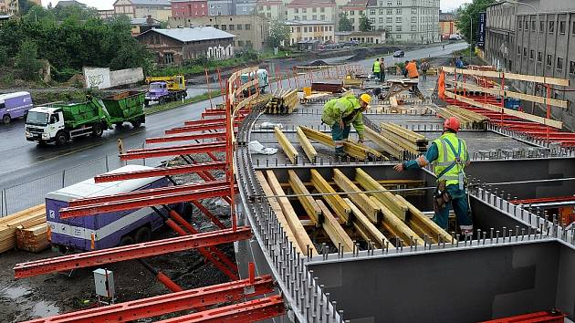 Z CENTRA ROVNOU NA DÁLNICI. To umožní nový sjezd z ulice Českobratrské na Prodlouženou Místeckou, který se nyní staví.