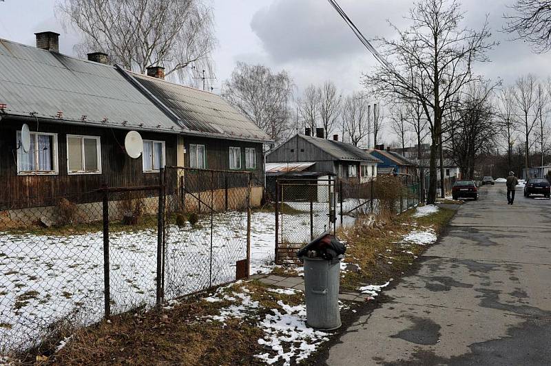 V současných chladných dnech je v osadě Bedřiška poměrně klid, příznačný je jen neustálý štěkot psů ozývající se takřka ze všech zahrad zdejších domků.