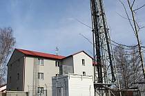 Výškový stožár s anténami operátorů jen pár metrů od bytového domů vadí nájemníkům i radnici.