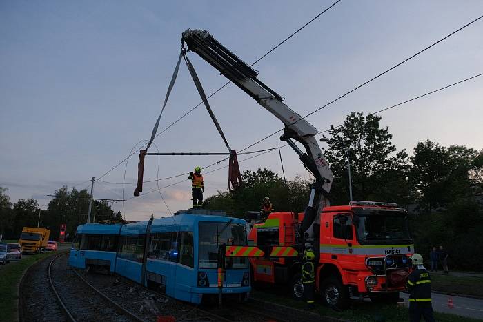 Vyprošťování vozidla z kolejiště po střetu s tramvají v Ostravě.