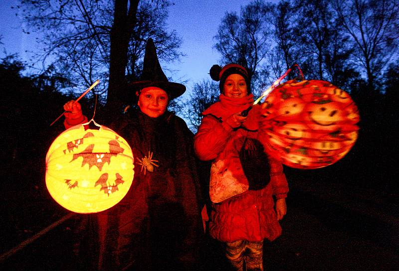 Halloweenský lampionový průvod v ZOO v Ostravě.