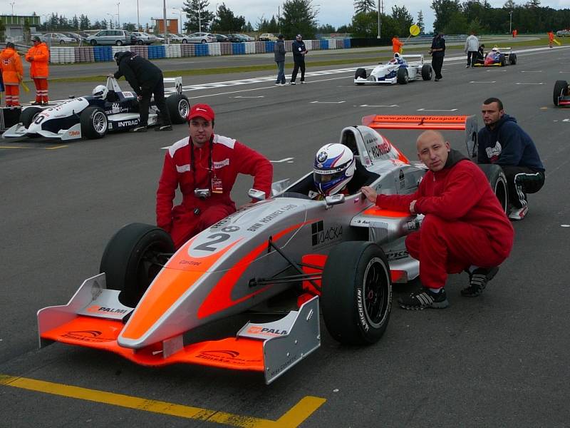 Mechanici a Jakub Horák na startu.