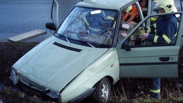 Favorit skončil v příkopu ve směru z místní části Sosna do centra Třince.