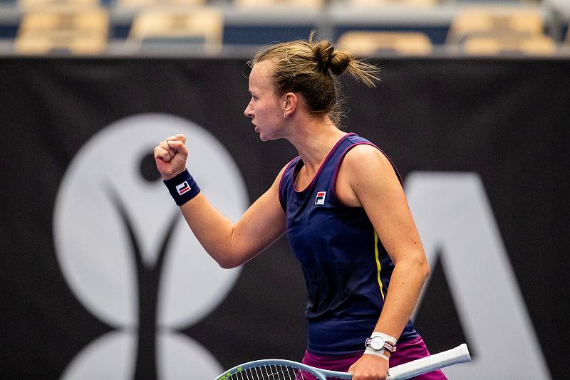 Tenisový turnaj žen WTA Agel Open 2022, 4. října 2022, Ostrava. Shelby Rogersová (USA) - Barbora Krejčíková (ČR) (na snímku).