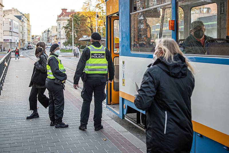 Hlídka Městské policie Ostrava (MPO) kontroluje ve vozidlech Dopravního podniku Ostrava (DPO) povinnost nosit roušky/respirátory, 22. října 2021 V Ostravě.