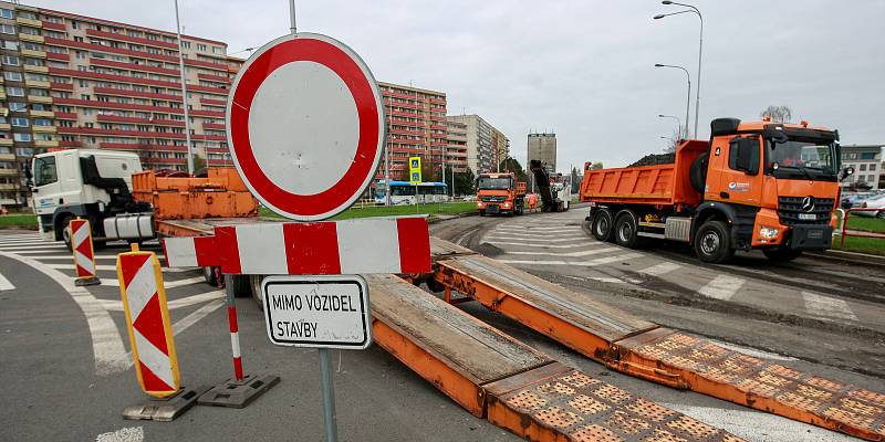 Uzavírka ulice Horní v Ostravě-Jihu, frézování a pokládka nového asfaltového povrchu. Ilustrační foto.