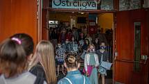 Poslední školní den a rozdání vysvědčení na základní škola Ostrčilova v Ostravě. Žáci ZŠ musí mít povinně roušky při vstupu do budovy školy, jako opatření k šíření koronavirového onemocnění COVID-19.