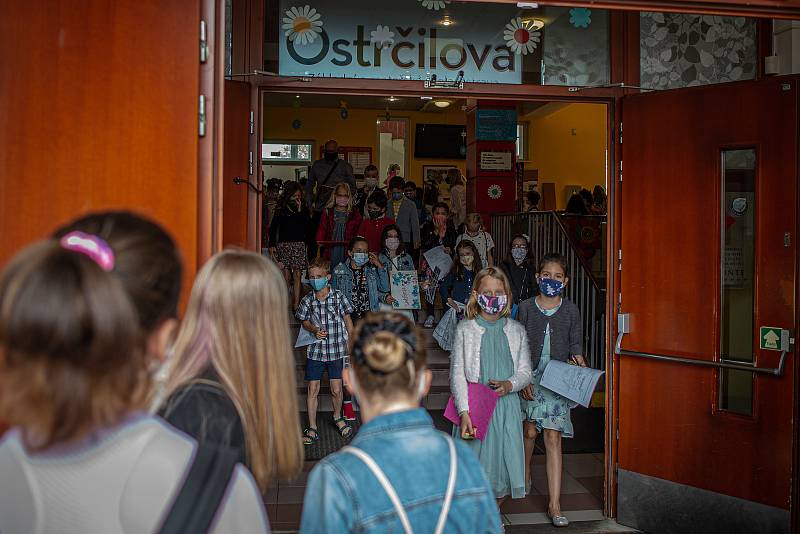 Poslední školní den a rozdání vysvědčení na základní škola Ostrčilova v Ostravě. Žáci ZŠ musí mít povinně roušky při vstupu do budovy školy, jako opatření k šíření koronavirového onemocnění COVID-19.