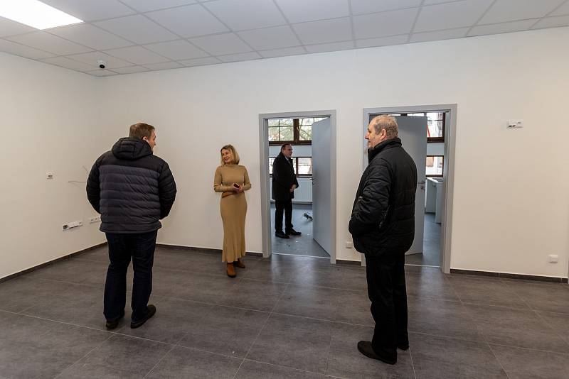 V bývalé restauraci Bílý Kartáč v Pustkovci probíhá rekonstrukce na ordinace zubařů se zázemím, 26. ledna 2022 v Pustkovci.