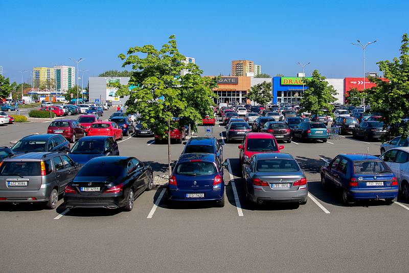 Parkoviště u supermarketů a obchodních center na Moravě a ve Slezsku. Archivní snímek.