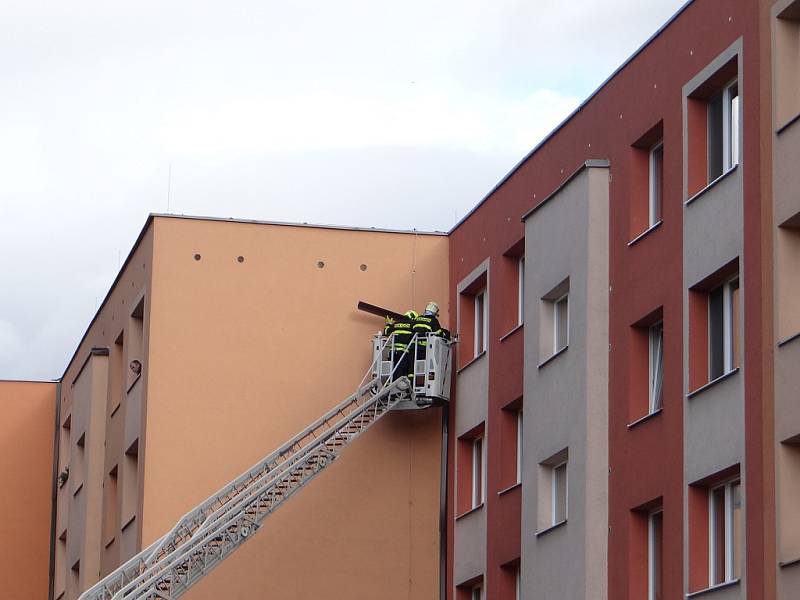 V ulici Karpatské v Ostravě-Zábřehu hasiči odstraňovali uvolněný plech. 