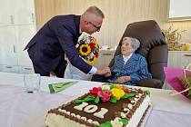 101letá paní Maruška z Domova Bílá Opava přijímá gratulace od Jiřího Navrátila, náměstka hejtmana kraje.