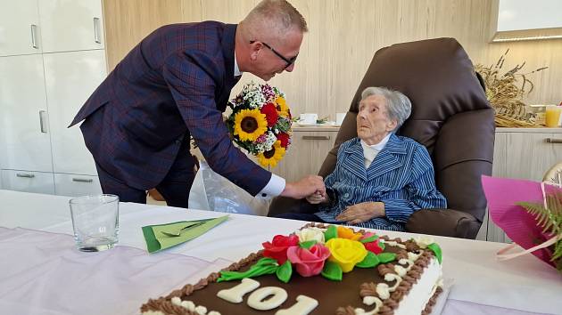 101letá paní Maruška z Domova Bílá Opava přijímá gratulace od Jiřího Navrátila, náměstka hejtmana kraje.