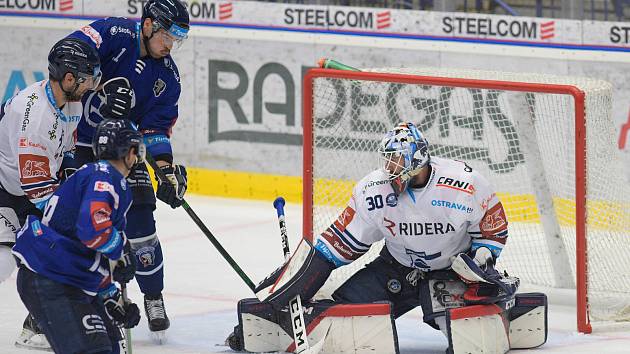 Hokejisté Plzně (v modrém) prohráli ve Vítkovicích 2:4.