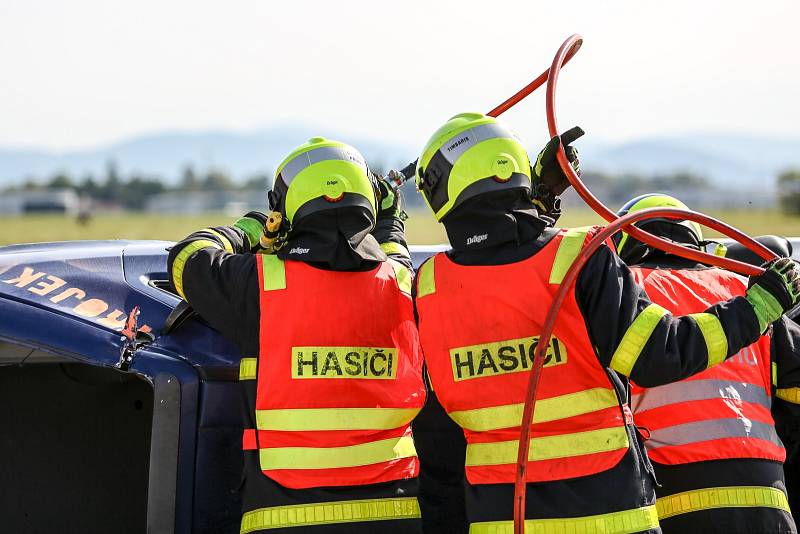 Dynamická ukázka HZS MSK na nedělních dnech NATO. Čtyřčlenné družstvo ve složení velitel, zdravotník a dva hasiči předvedli divákům zásah u dopravní nehody dvou osobních automobilů, v jednom z nich zůstala zaklíněná osoba.