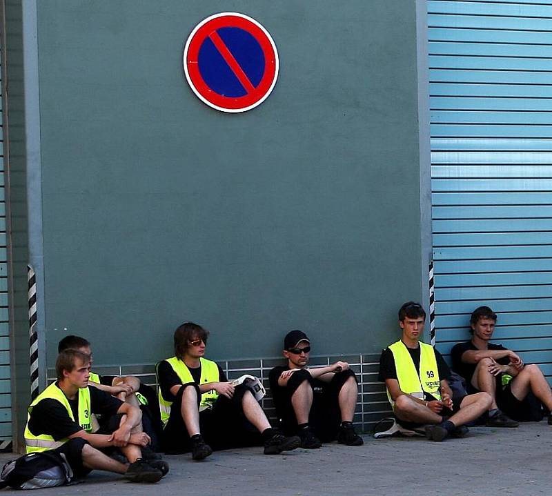 Úderem třetí hodiny odpolední se ve čtvrtek roztočily turnikety u vstupu do areálu Colours of Ostrava a první účastníci si mohli začít stavět stany.