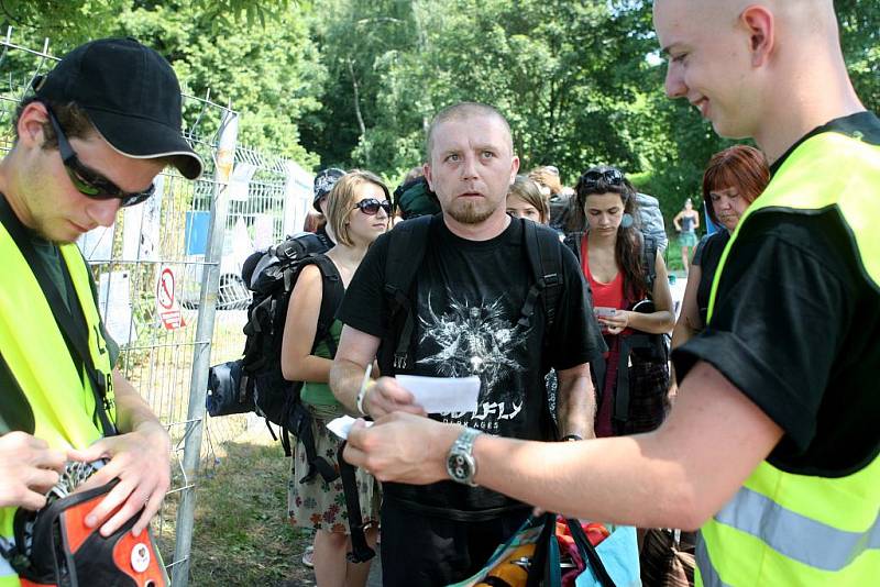 Úderem třetí hodiny odpolední se ve čtvrtek roztočily turnikety u vstupu do areálu Colours of Ostrava a první účastníci si mohli začít stavět stany.