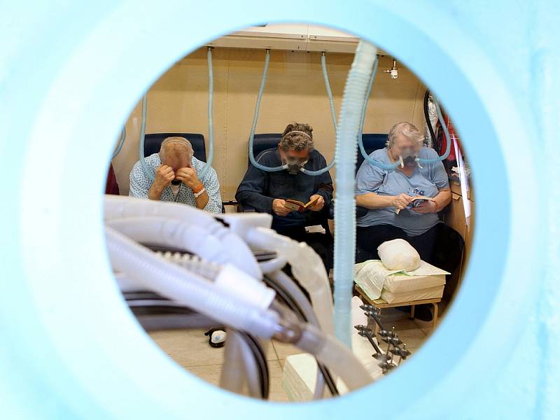 POBYT v hyperbarické komoře nejčastěji pomáhá lidem s otravami oxidem uhelnatým, s infekcemi, po nejrůznějších úrazech, s poruchami sluchu, mozku, potápěčům. 