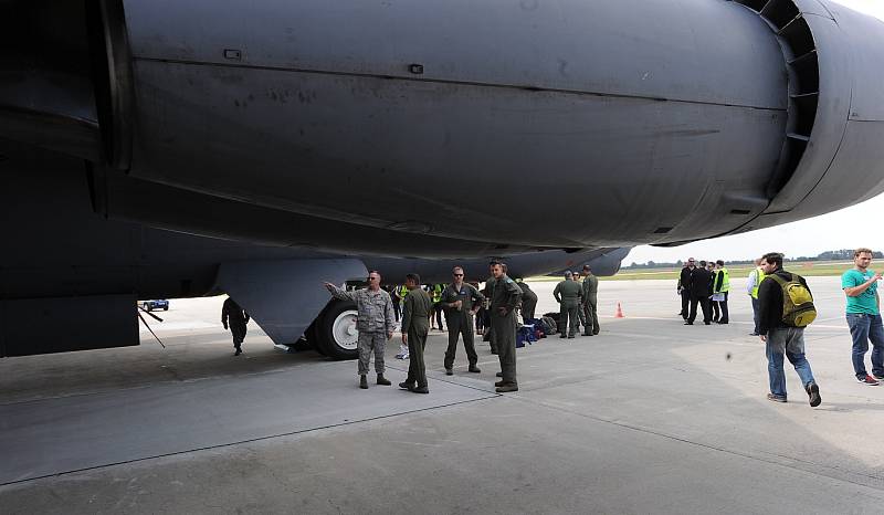 Dva legendární bombardéry B 52 přistály v úterý na Letišti Leoše Janáčka Ostrava. Obří stroje patří mezi největší atrakce letošního ročníku akce Dny NATO.