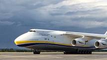 An-124 Ruslan na letišti v Mošnově. 