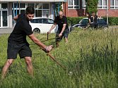 V Ostravě-Hrabůvce využili vysokou trávu k osobnímu tréninku. 