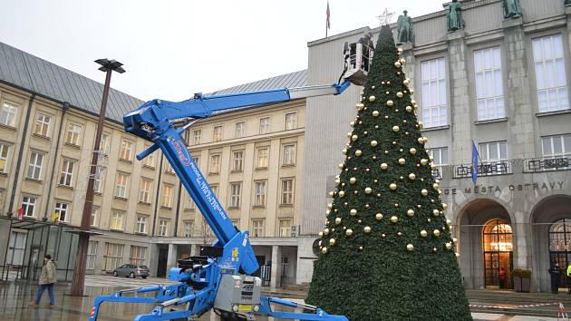 Odstraňování vánočních ozdob v centru Ostravy.