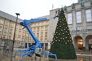 Odstraňování vánočních ozdob v centru Ostravy.