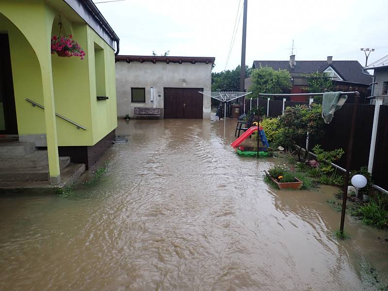 Takto čtvrteční přívalové deště vypadaly v ostravské Nové Bělé.