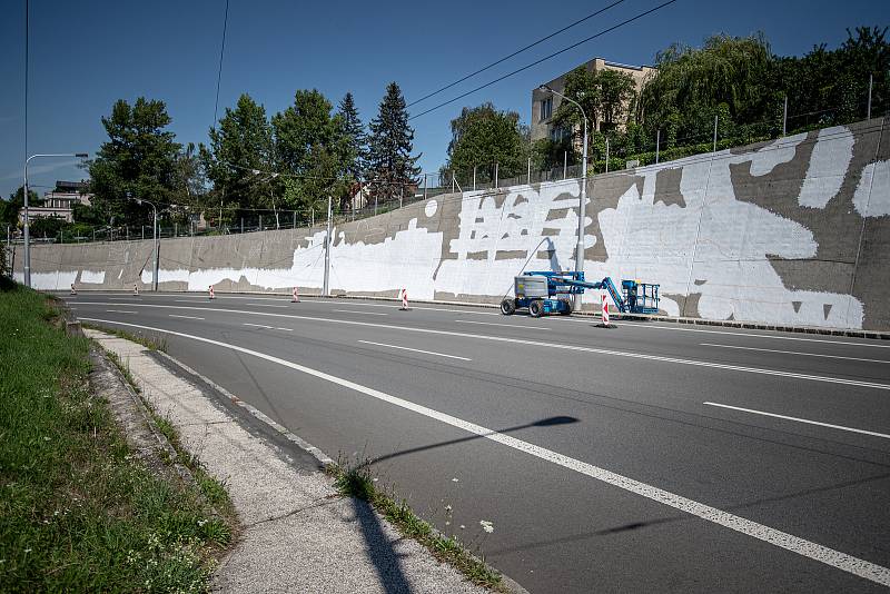 Na opěrné zdi nad stadionem Bazaly v Ostravě začalo vznikat velkoplošné umělecké dílo, 5. sprna 2022, Ostrava.
