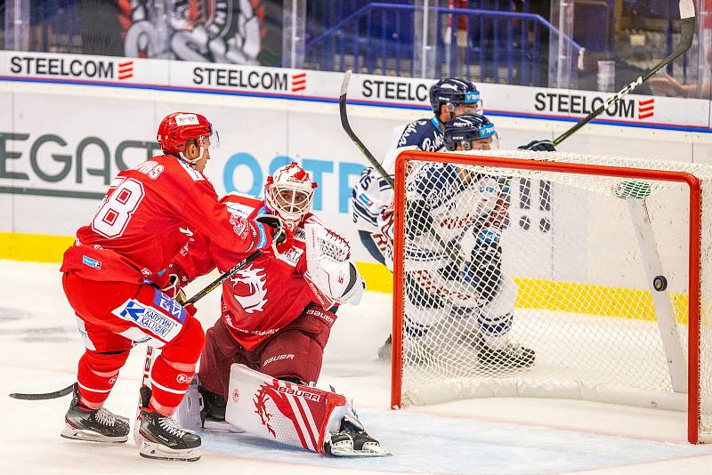 Utkání 33. kola hokejové extraligy: HC Vítkovice Ridera - HC Oceláři Třinec, 17. září 2019 v Ostravě. Zleva Guntis Galvinš z Třince a brankář Třince Patrik Bartošák.