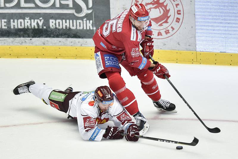 Utkání 9. kola hokejové extraligy: HC Oceláři Třinec - HC Sparta Praha, 12. října 2018 v Třinci. Na snímku (dole) Zach Sill a Tomáš Marcinko.