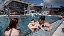 První návštěvníci ve středu, necelou hodinu po otevření, vyzkoušeli nové koupání v rekonstruované venkovní části krytého bazénu v Ostravě-Porubě.