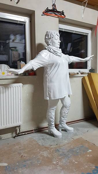 Sochy Věry Špinarové jsou dvě. Bílá laminátová (na snímku ze sochařova archivu krátce po dokončení) se nyní nachází na moravskoostravské radnici, která do uzavření nové smlouvy s Davidem Moješčíkem nechce toto téma podporovat.