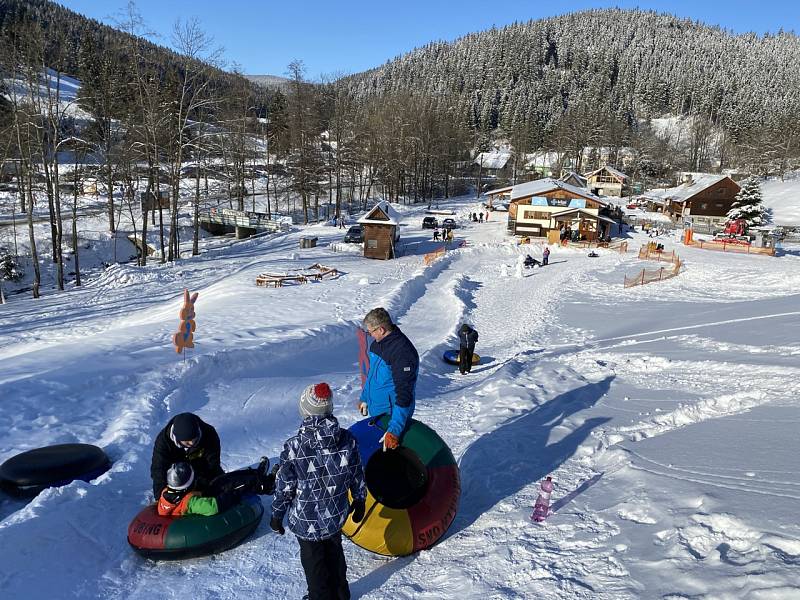 Velké Karlovice lákají na sáňkování, snowtubing i běžky.
