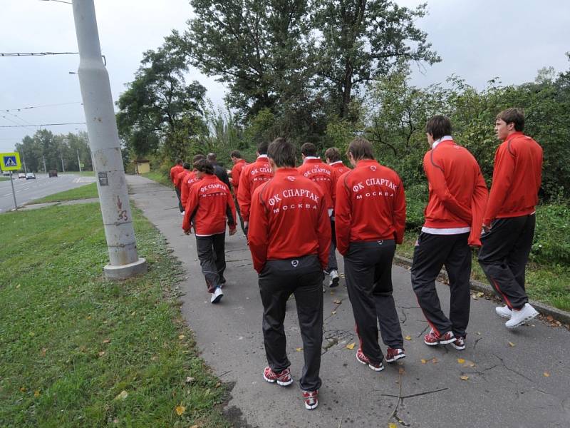 Hráči Spartaku Moskva při plánované odpolední procházce na ulici Hornopolní v Ostravě-Fifejdách před večerním utkáním s FC Baník Ostrava.