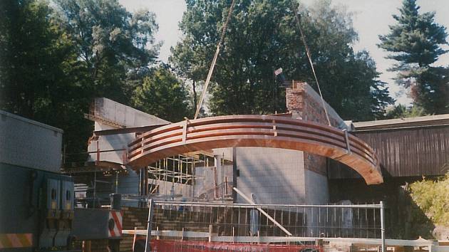 Výstavba pavilonu Tanganika – manipulace se střešním obloukem.