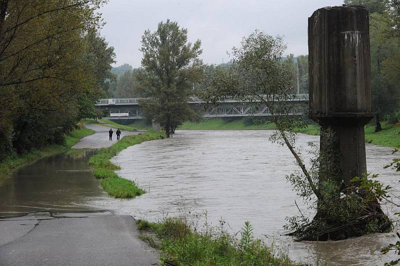Na více než tři metry, tedy na první stupeň povodňové aktivity vystoupala ve středu hladina řeky Ostravice v Ostravě. Z břehů se vylila například u Havlíčkova nábřeží, kde zatopila vozovku.