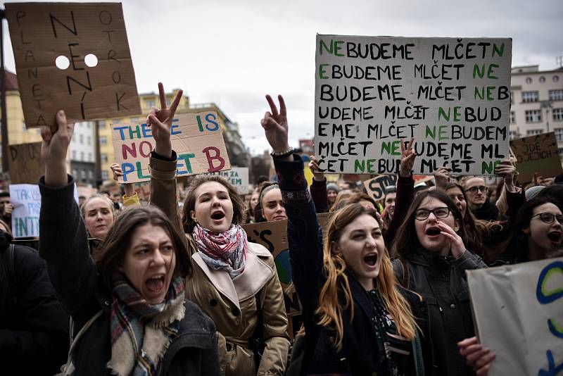 Studenti v Ostravě se 15. března 2019 připojili k celosvětové protestní akci, která má za cíl přimět politiky důsledněji chránit klima a snižovat emise.