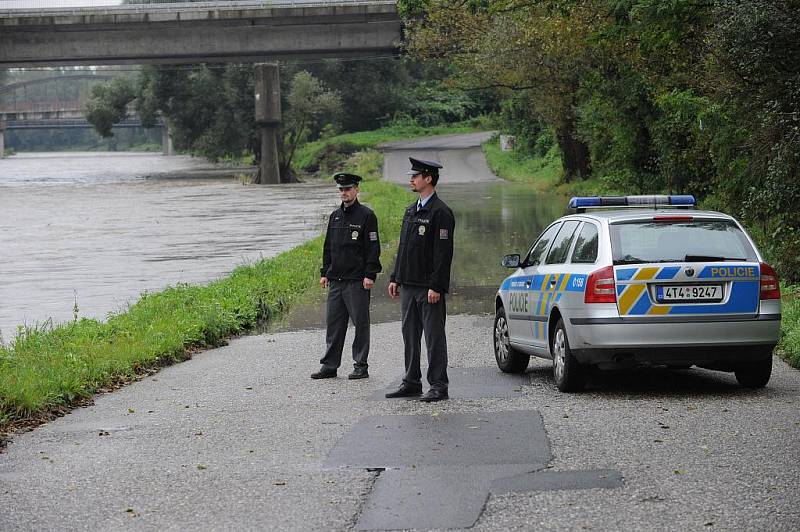 Na více než tři metry, tedy na první stupeň povodňové aktivity vystoupala ve středu hladina řeky Ostravice v Ostravě. Z břehů se vylila například u Havlíčkova nábřeží, kde zatopila vozovku.