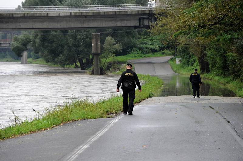 Na více než tři metry, tedy na první stupeň povodňové aktivity vystoupala ve středu hladina řeky Ostravice v Ostravě. Z břehů se vylila například u Havlíčkova nábřeží, kde zatopila vozovku.