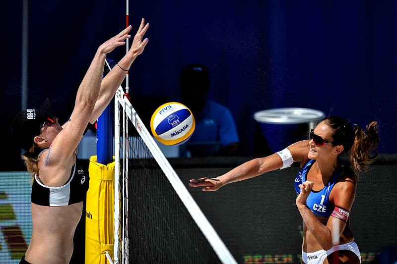 Turnaj Světového okruhu v plážovém volejbalu, 21. června 2018 v Ostravě. Na snímku (vpravo) Martina Bonnerová.